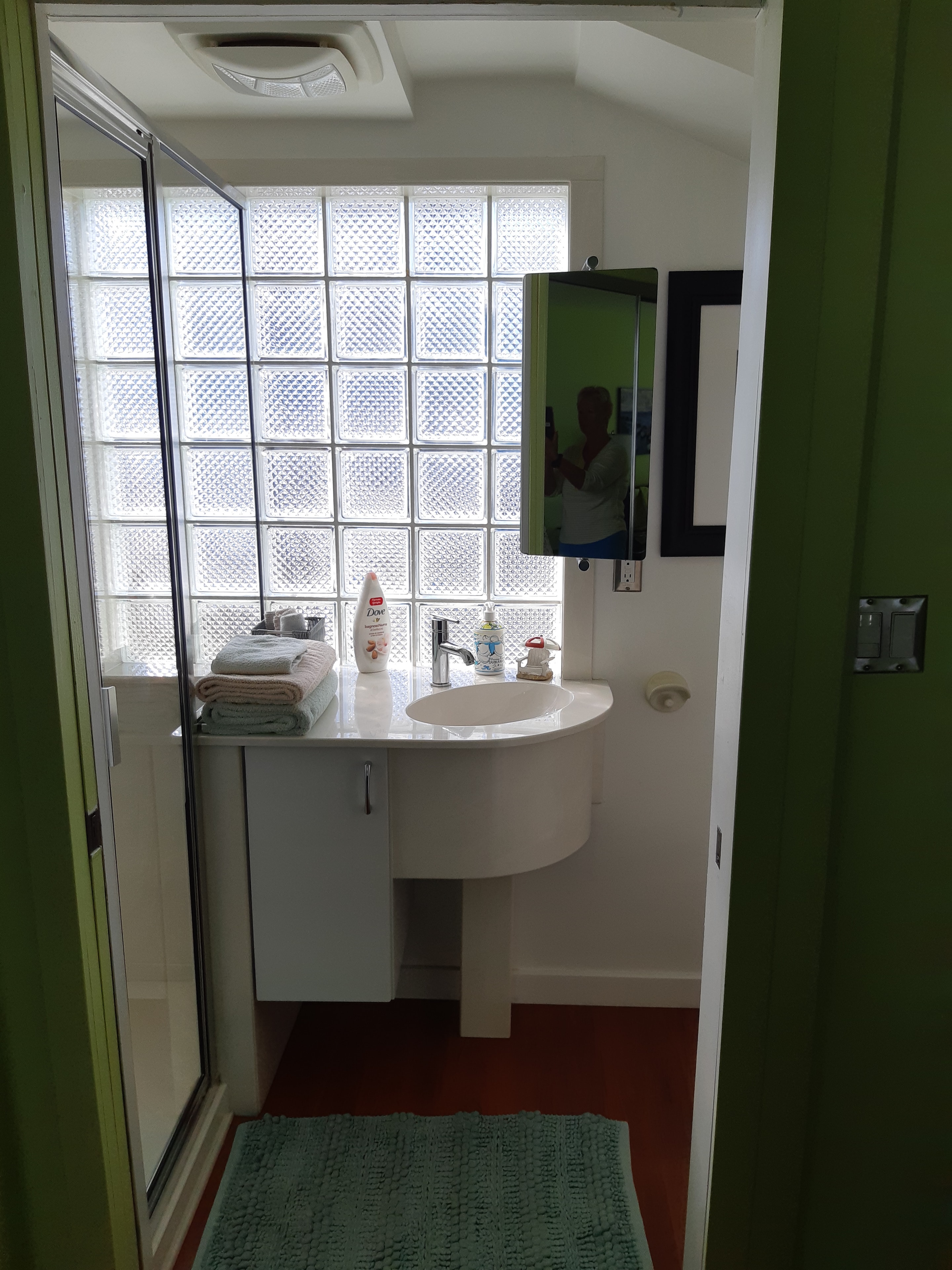 Ivy Room private bathroom
