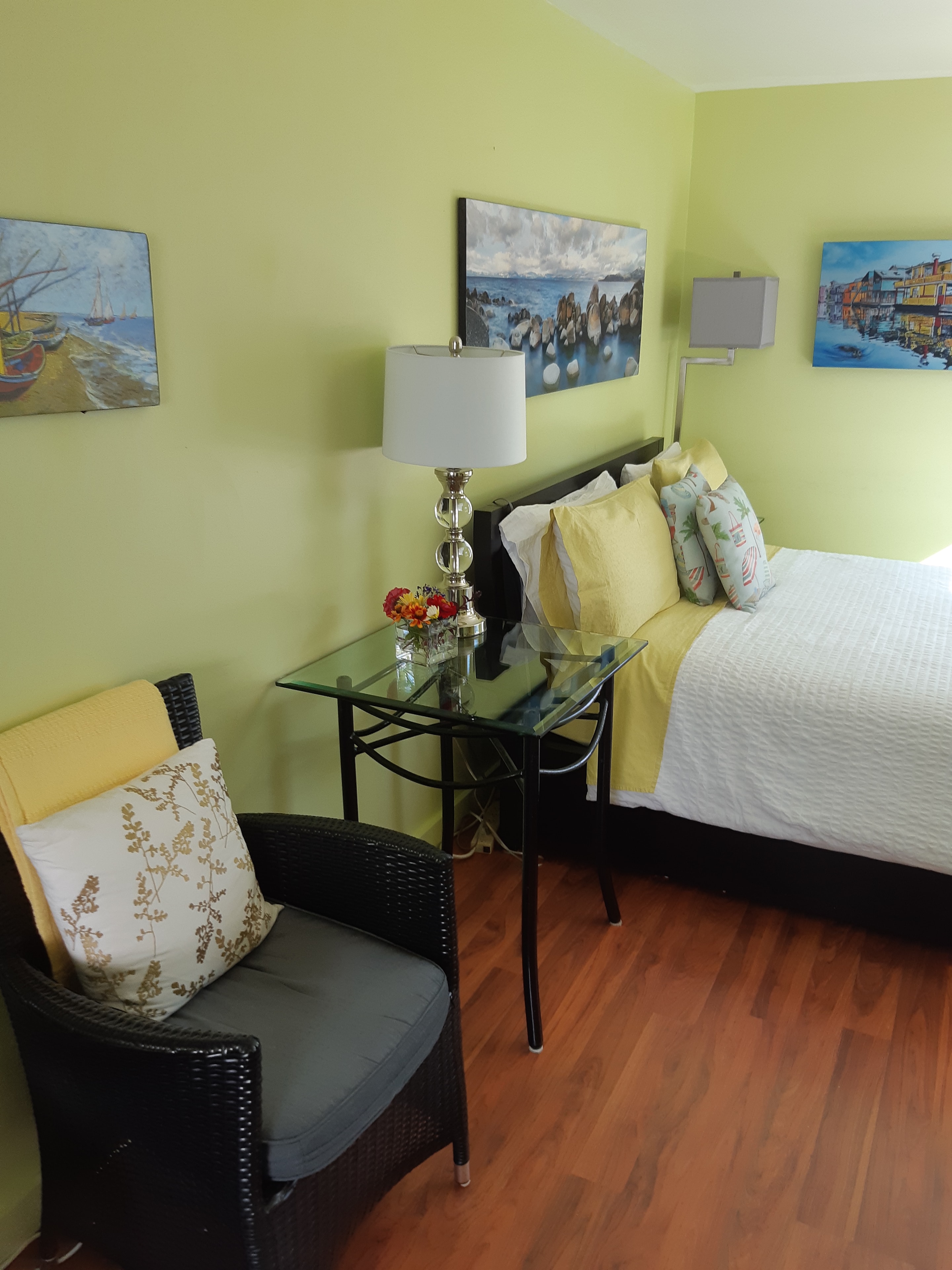 Ivy Room bed and seating area