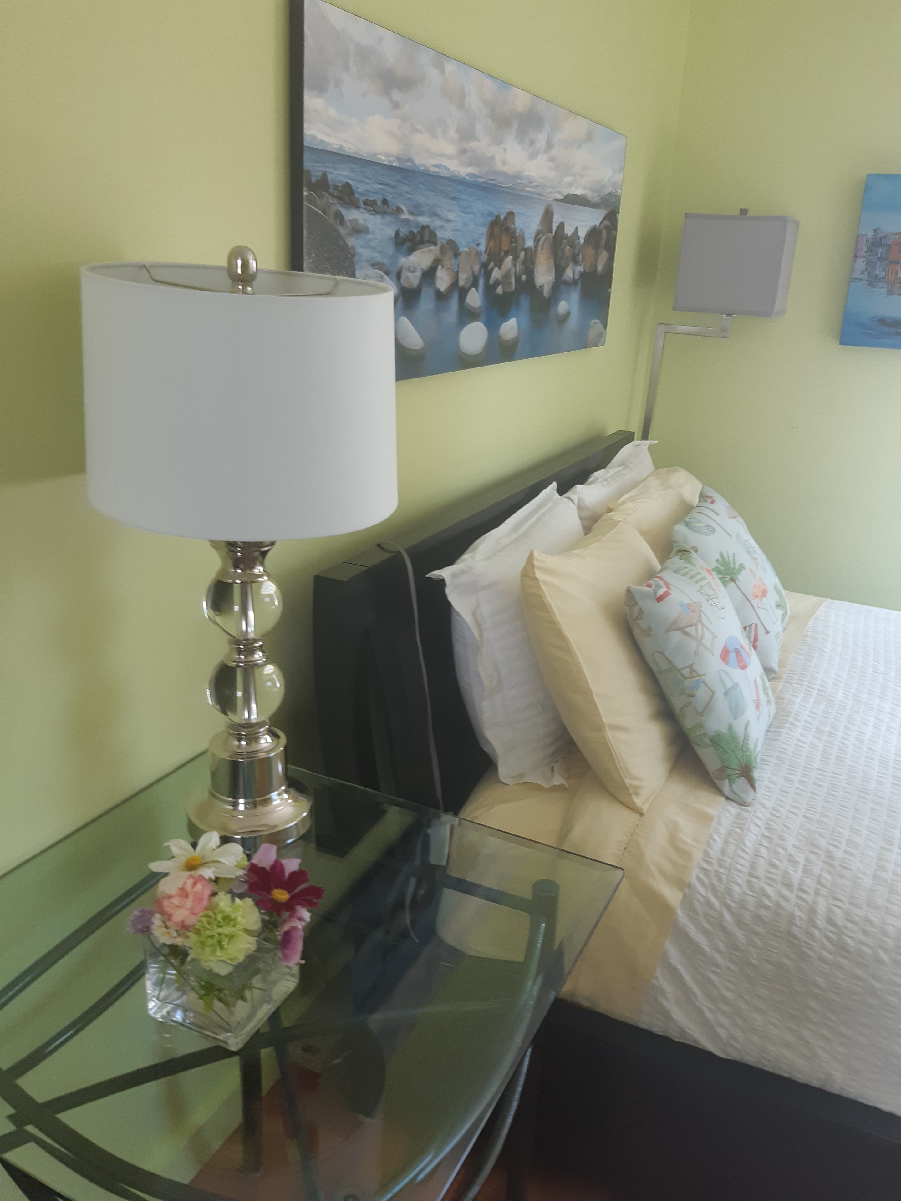 Ivy Room bed with flowers