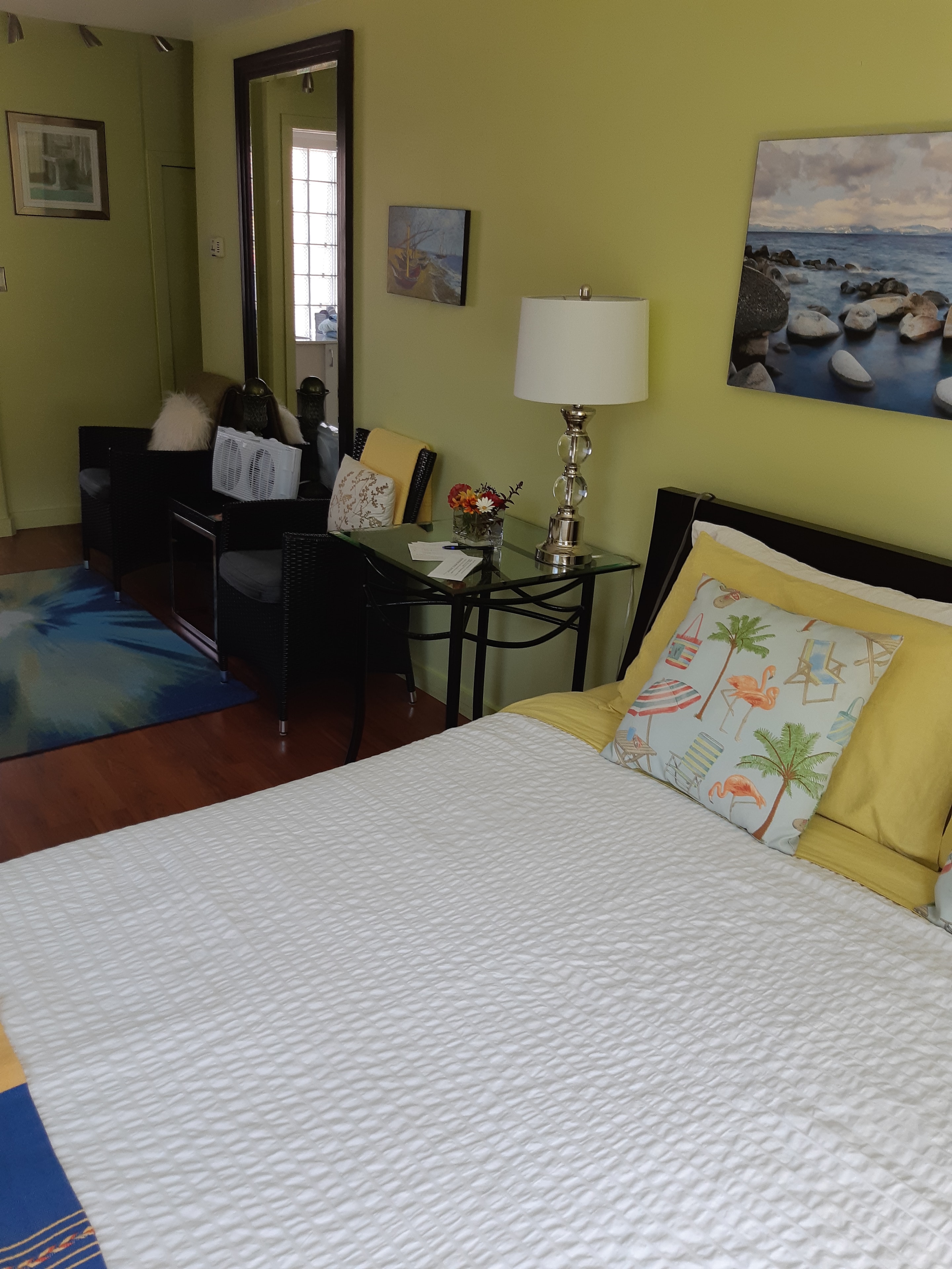 Ivy Room bed to seating area